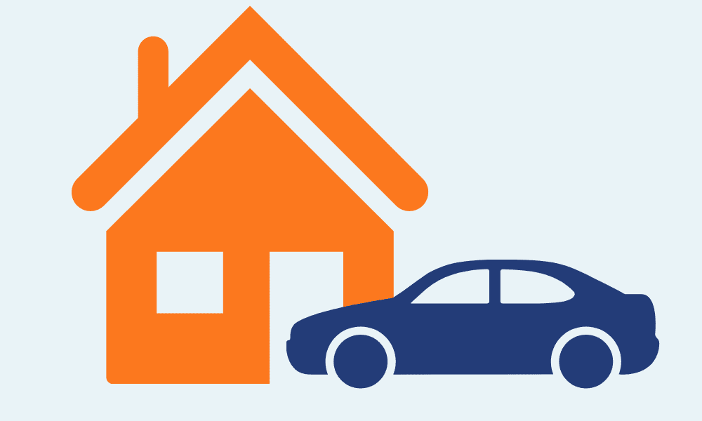 Animerad bild: Ett orange hus med en mörkblå bil