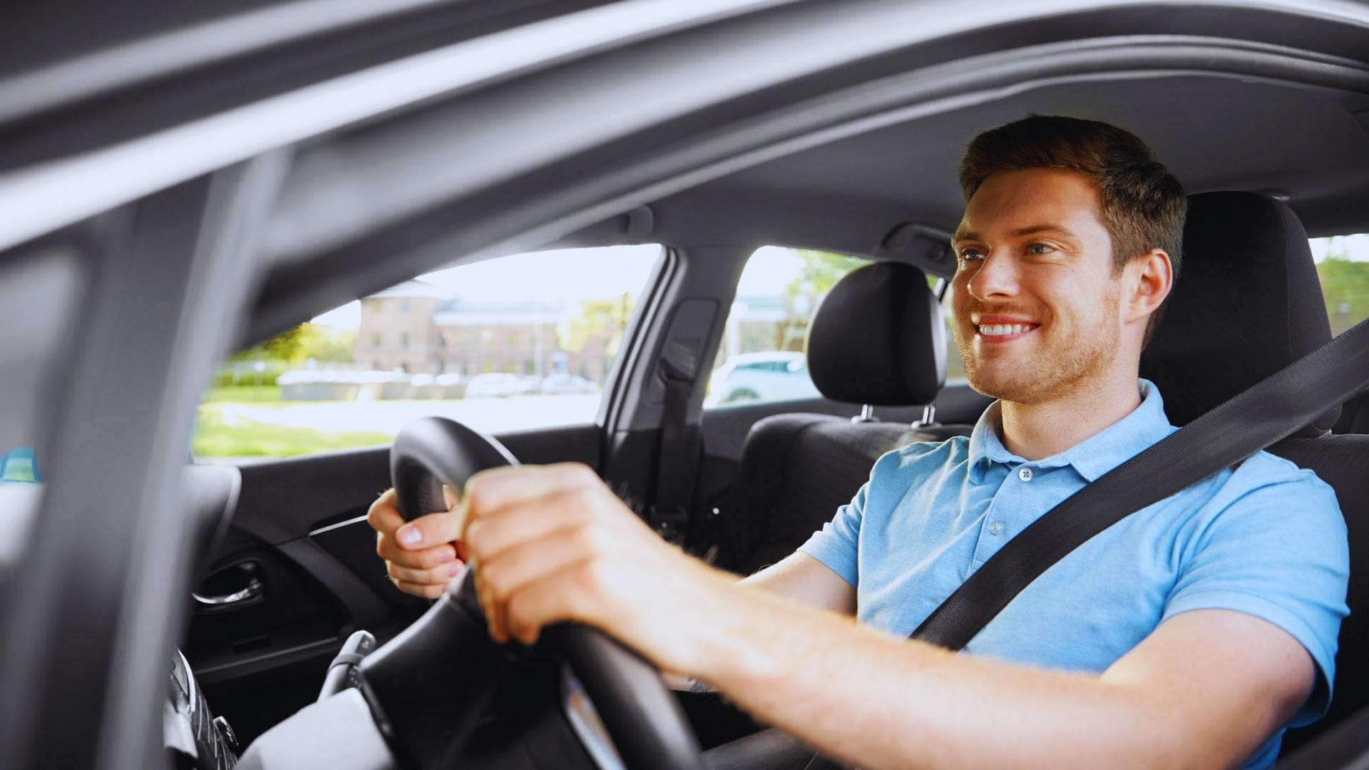 Man i en bil