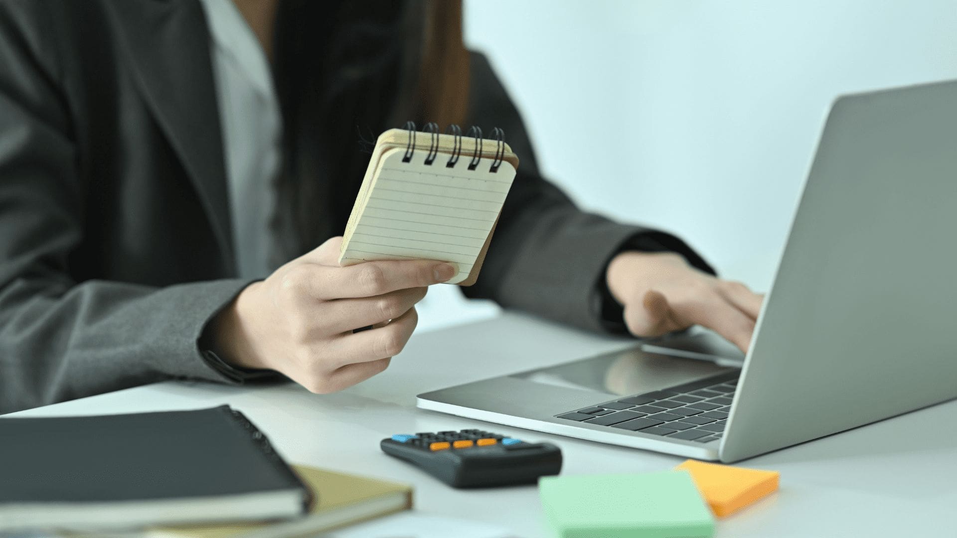 En person som gör sin körjournalsrapport