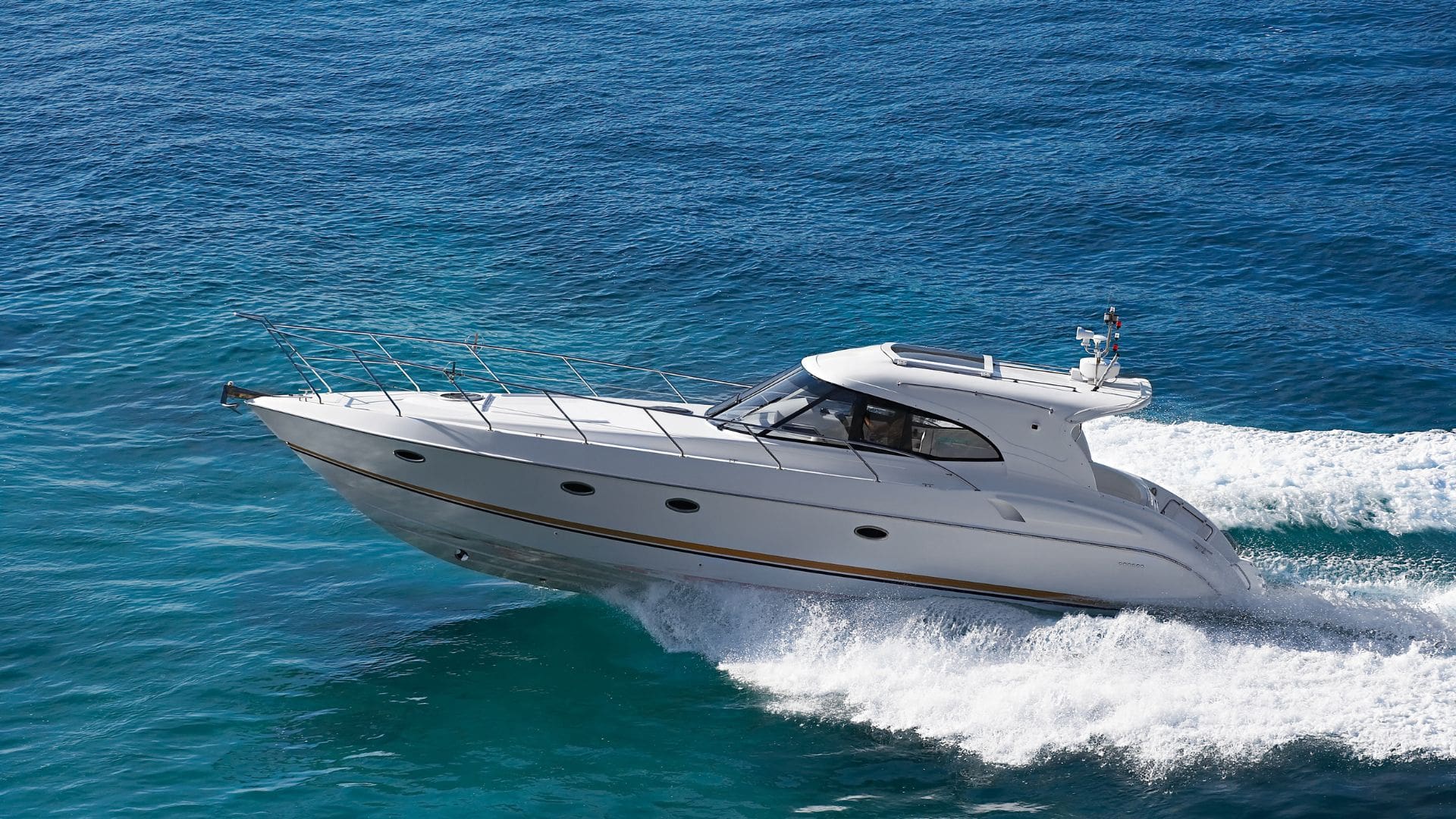 En motorbåt på svenskt vatten