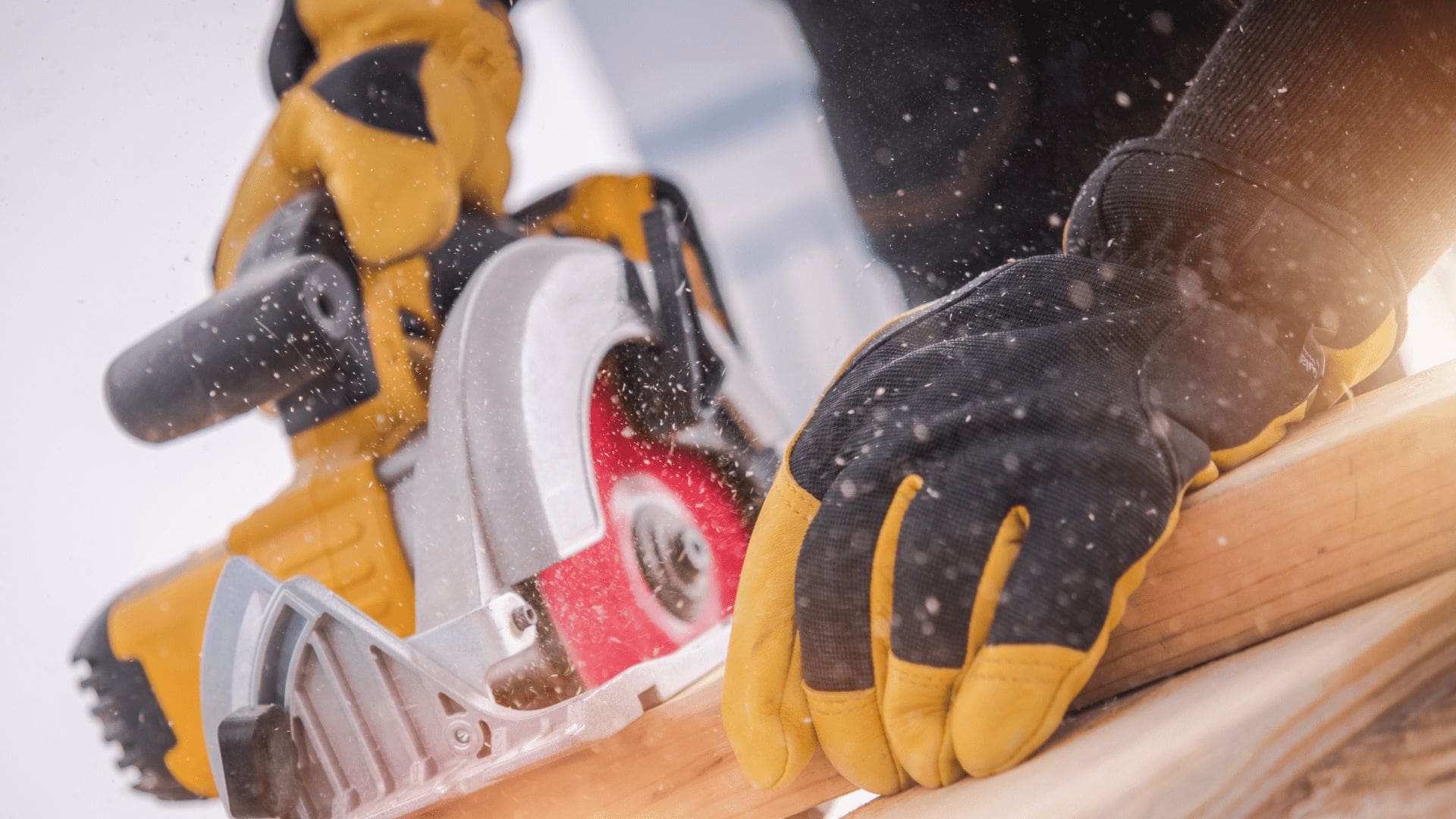 En man med en gul cirkelsåg