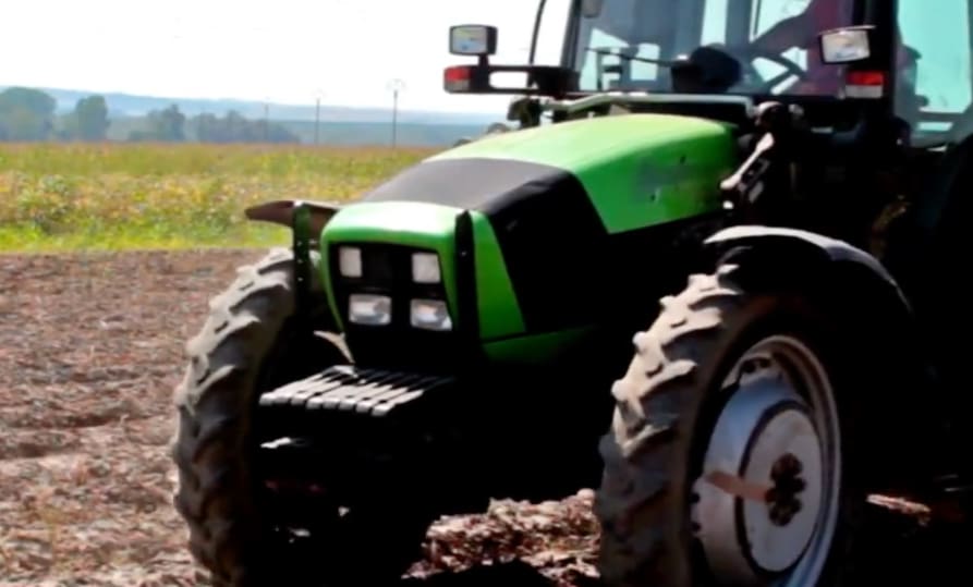 Bild: En grön traktor Syfte: Visa att man även kan spåra en traktor/grävmaskin med NorthTracker stöldskydd.