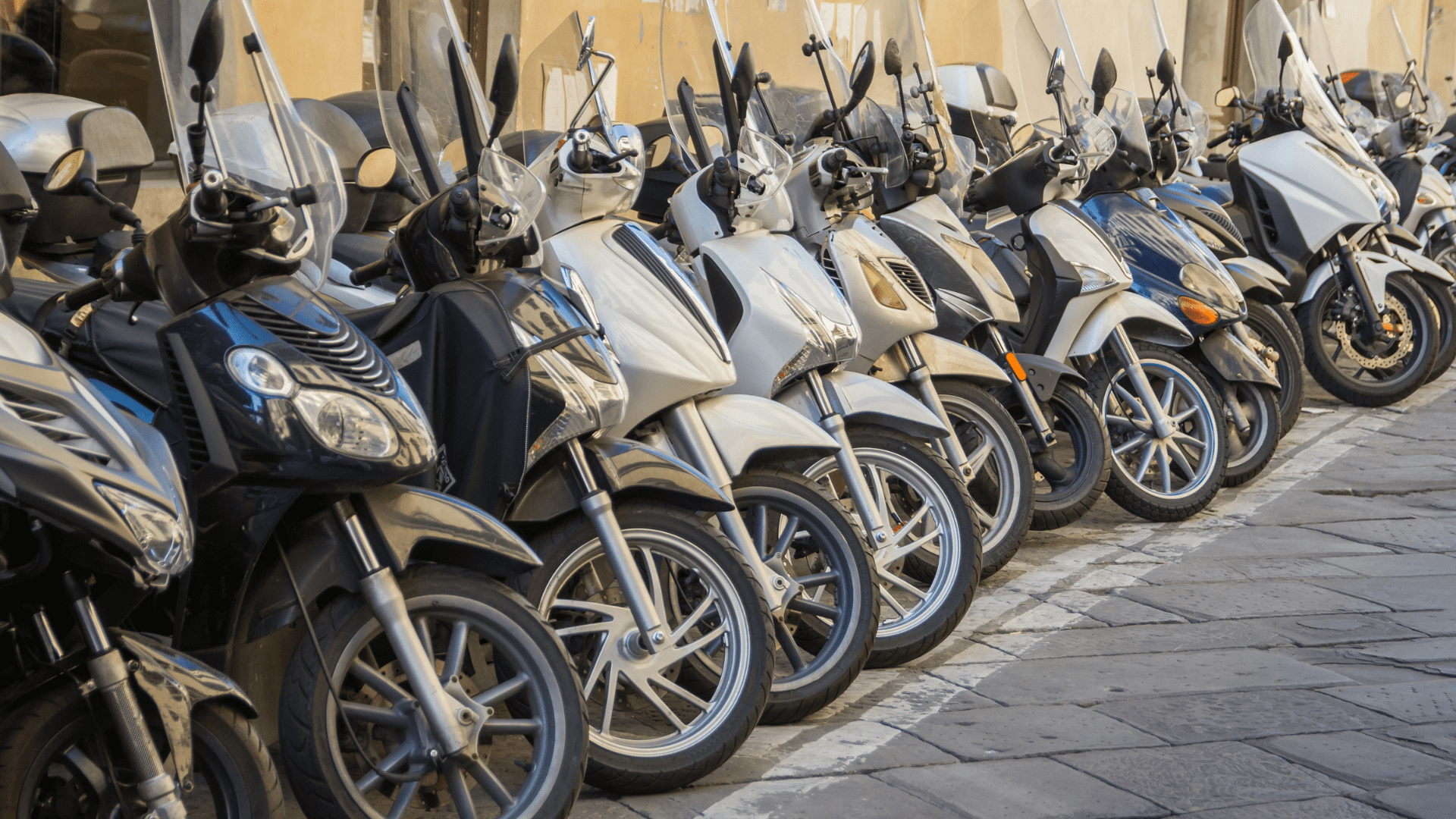 Bild: Massor av mopeder parkerade på rad. Syfte: Visa att man kan spåra & skydda sin moped med NorthTracker stöldskydd