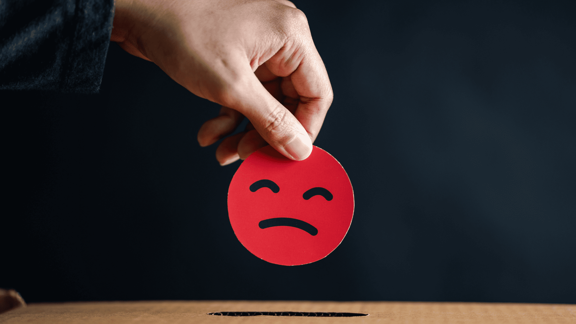 Bild:En hand som håller en röd negativ emoji. Syfte: Illustrera att rattfylleri kan skada företaget