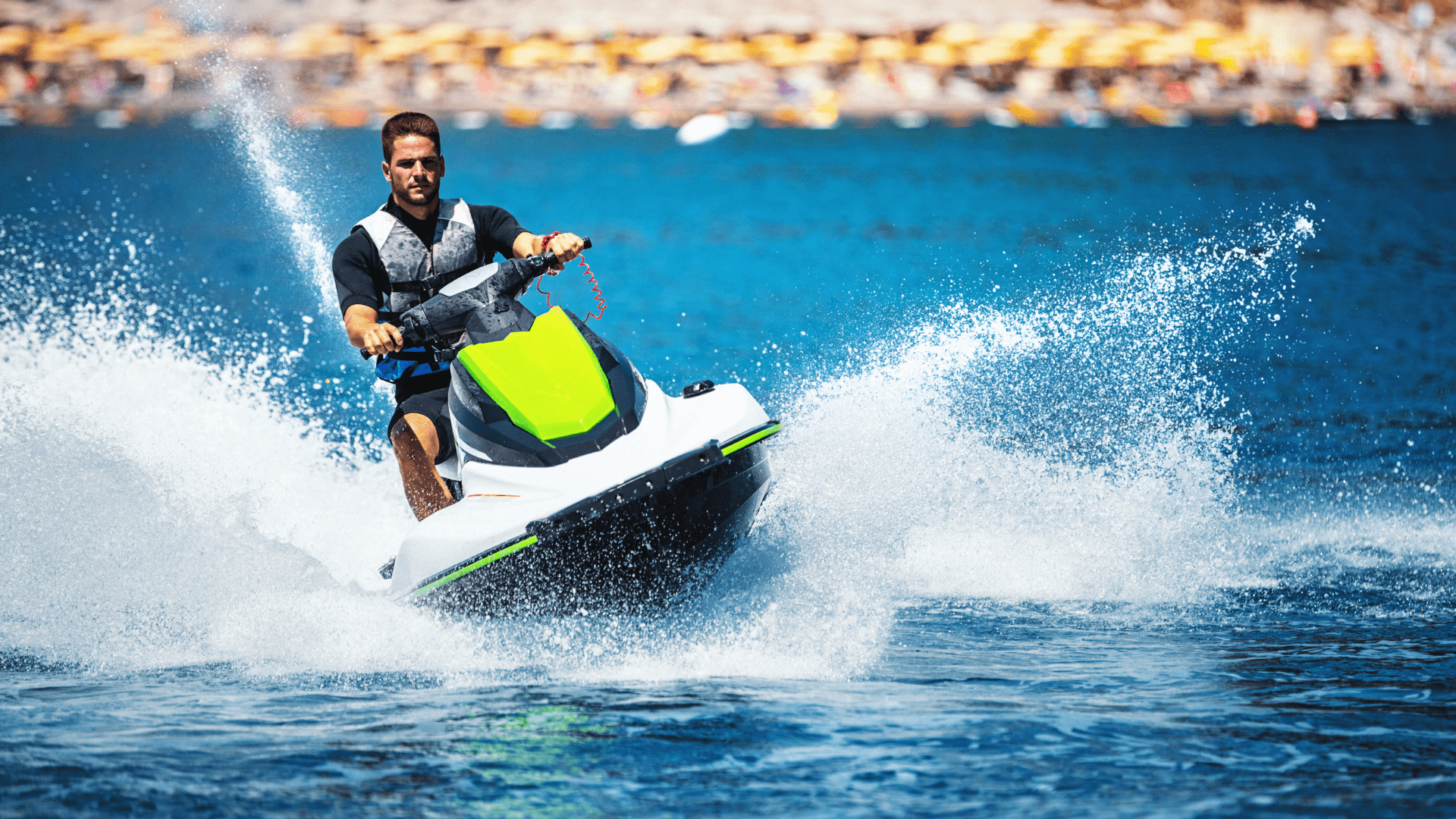 En man åker på en jet ski