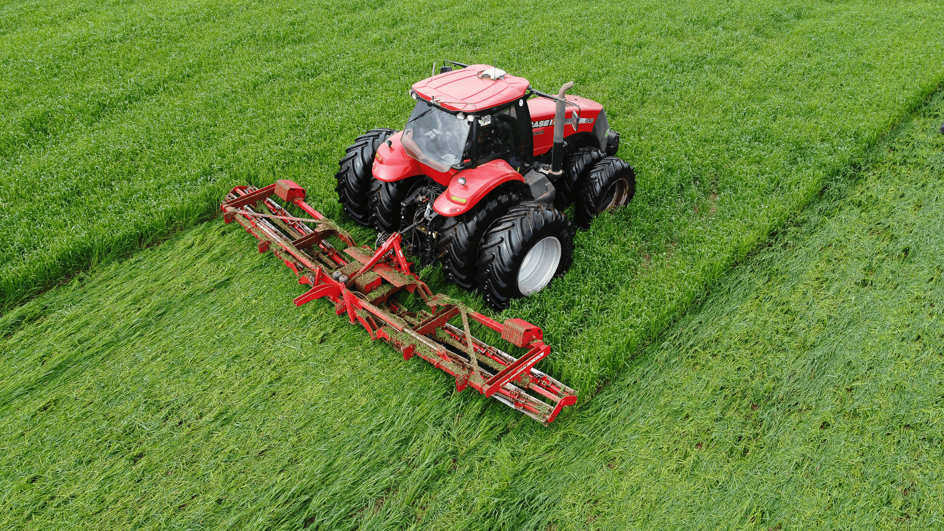 En röd traktor